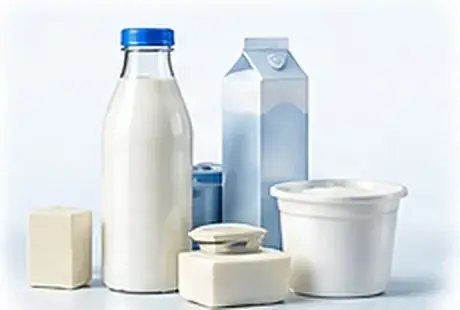 Süt, ayran ve kefir şişeleri, kova ve kase
